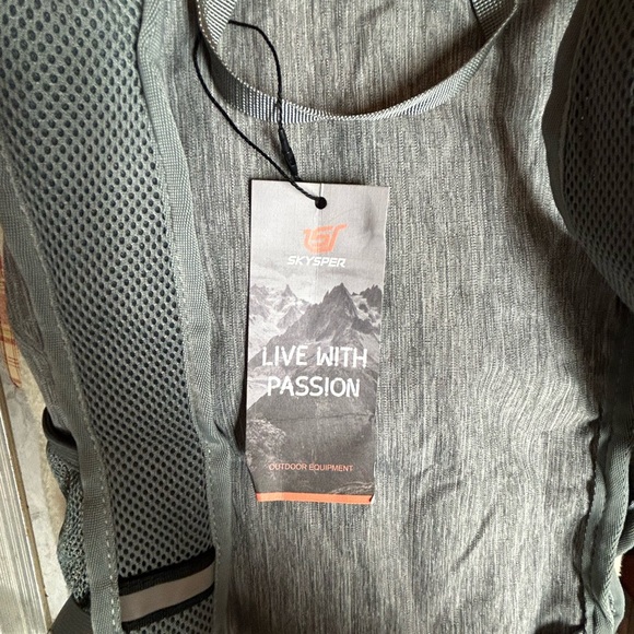NWT Skysper Hiking Backpack
Lightweight Day pack Travel
Waterproof Gray - Picture 1 of 6